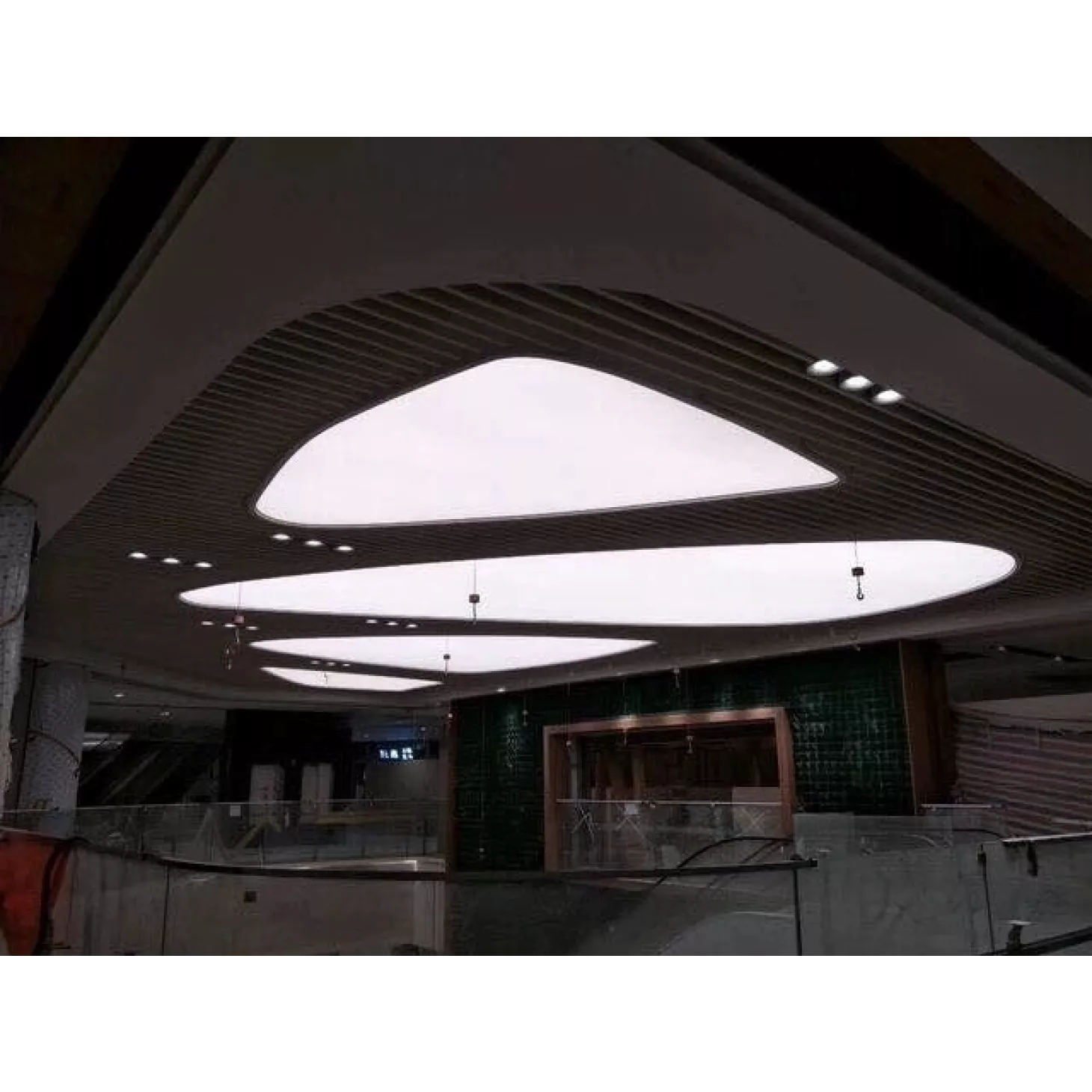 TRẦN ÁNH SÁNG TRẮNG - MẪU 2